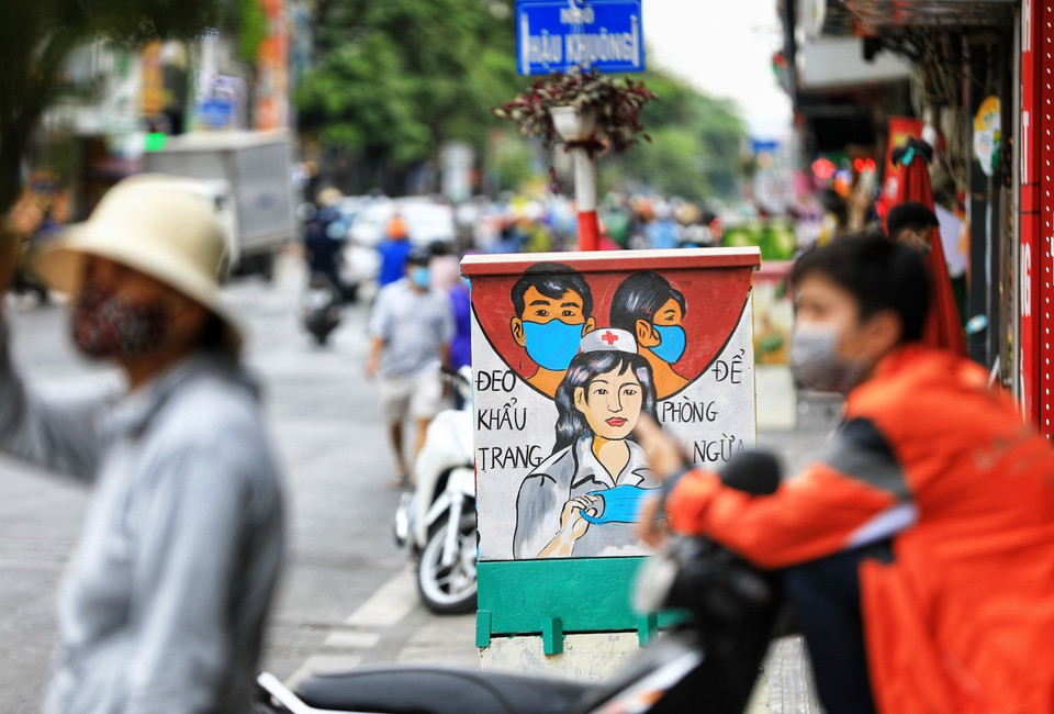 Những bức tranh cổ động được thực hiện trong nửa tháng qua, nhận được phản hồi tích cực từ người dân quanh khu vực ngã 4 Bạch Mai-Lê Thanh Nghị. (Ảnh: Thành Đạt/TTXVN)