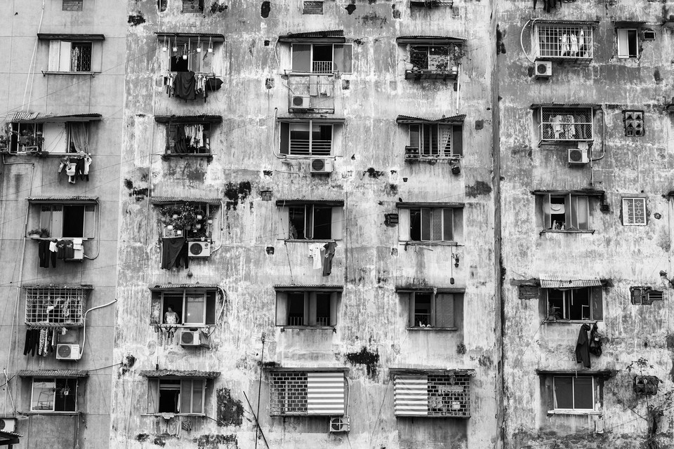 Chung cư là một trong những nơi sinh sống của nhiều người dân Sài Gòn. Chung cư ở Sài Gòn có từ rất lâu, hiện còn khá nhiều những khu chung cư cũ mang nhiều hoài niệm. Dù không có nhiều tiện ích như các khu chung cư hiện đại mọc lên nhanh chóng hiện nay nhưng người dân sống ở đây vẫn hài lòng với nơi cư ngụ của mình, như một chốn cũ nhiều kỷ niệm khó lòng chia xa. (Ảnh: Nguyễn Thanh Tùng)