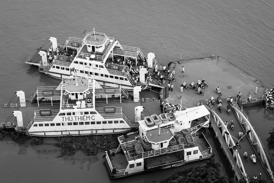 Trước đây, việc qua lại giữa hai bờ sông Sài Gòn chỉ có duy nhất một phương tiện đó là phà. Bến phà Thủ Thiêm được chụp vào ngày 19/10/2004 trước khi bến phà được đóng cửa để thay thế bằng việc xây dựng đường hầm Thủ Thiêm hiện đại. (Ảnh: Nguyễn Thanh Tùng)