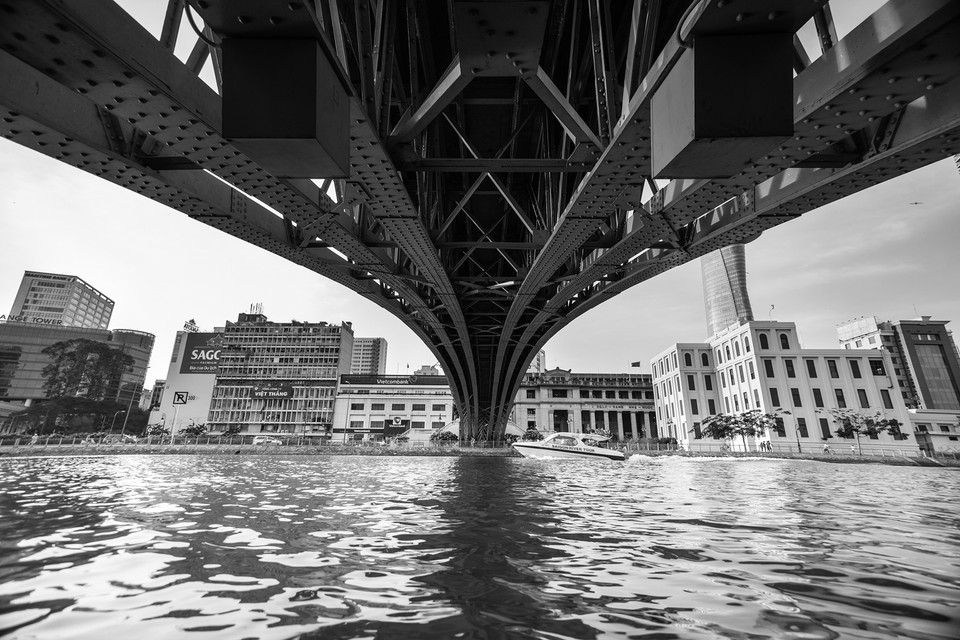 Cầu Mống là một cây cầu bắc qua kênh Bến Nghé, nối liền giữa Quận 1 và Quận 4, Thành phố Hồ Chí Minh. Đây được coi là một trong những cây cầu cổ xưa nhất của thành phố. Cầu được xây dựng vào năm 1893-1894, thiết kế theo kiểu vòng mống cho nên dân gian gọi là cầu Mống. Giờ đây cây cầu này vẫn được gìn giữ trở thành cây cầu đi bộ cho người dân. Ảnh chụp ngày 11/3/2015. (Ảnh: Nguyễn Thanh Tùng)