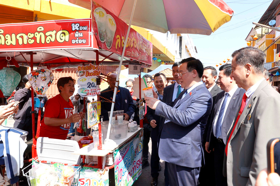 Chủ tịch Quốc hội Vương Đình Huệ tham quan Khu phố Vietnam Town. (Ảnh: Doãn Tấn/TTXVN)