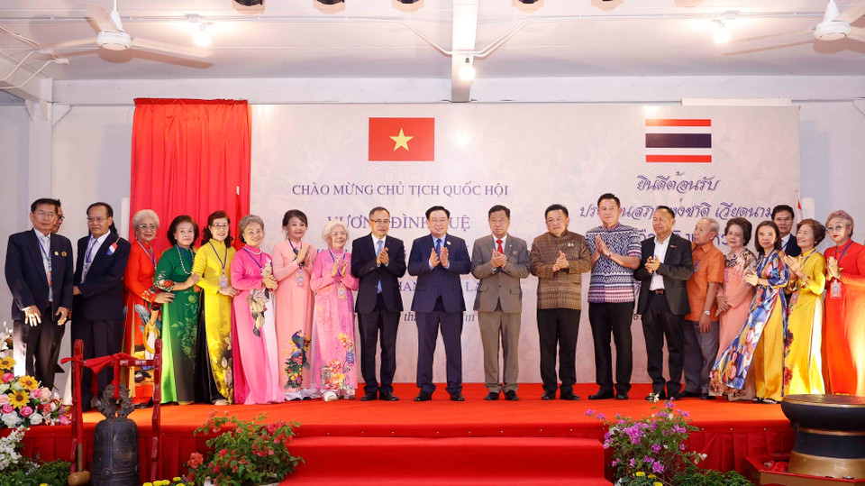 Chủ tịch Quốc hội Vương Đình Huệ với Lãnh đạo Tổng hội người Việt toàn Thái và Hội người Việt tại Udon Thani. (Ảnh: Doãn Tấn/TTXVN)