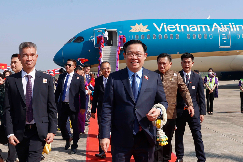 Lễ đón Chủ tịch Quốc hội Vương Đình Huệ tại sân bay quốc tế Udon Thani. (Ảnh: Doãn Tấn/TTXVN)