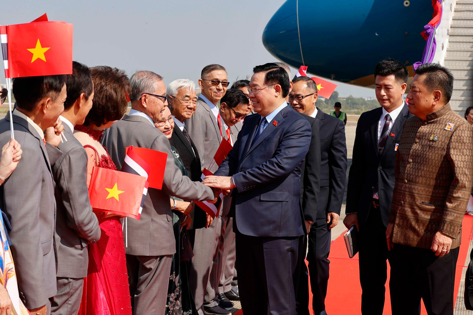 Lễ đón Chủ tịch Quốc hội Vương Đình Huệ tại sân bay quốc tế Udon Thani. (Ảnh: Doãn Tấn/TTXVN)