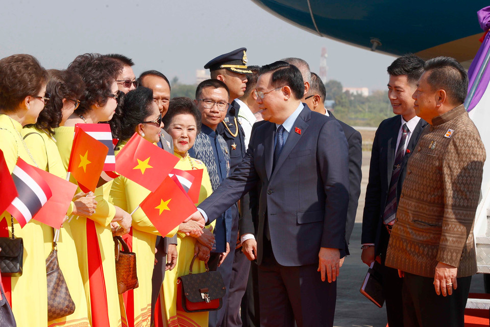 Lễ đón Chủ tịch Quốc hội Vương Đình Huệ tại sân bay quốc tế Udon Thani. (Ảnh: Doãn Tấn/TTXVN)