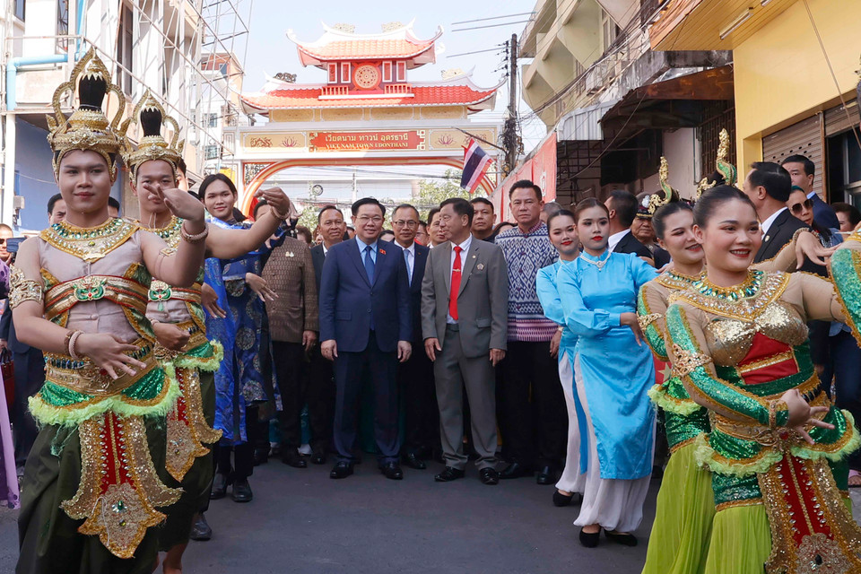 Nhóm múa biểu diễn chào mừng Chủ tịch Quốc hội Vương Đình Huệ. (Ảnh: Doãn Tấn/TTXVN)