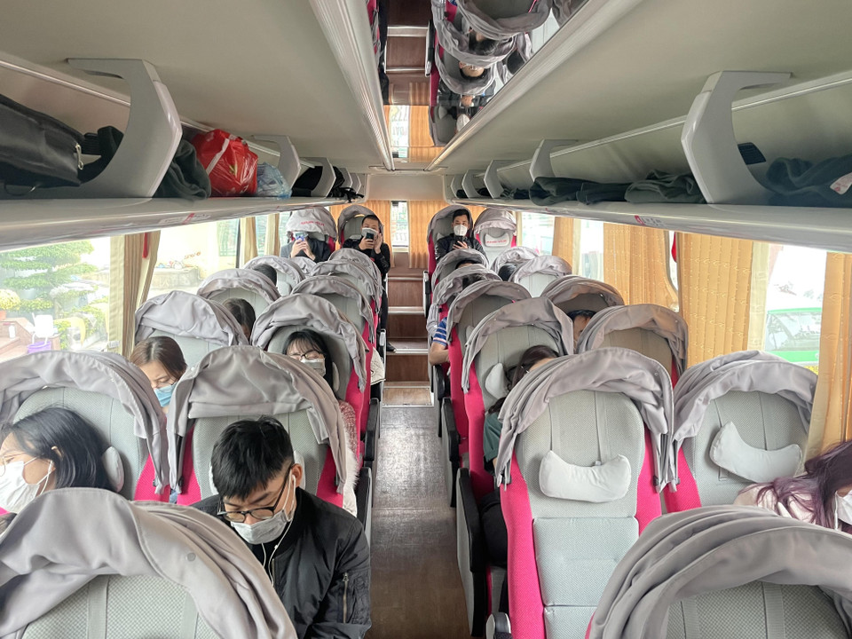 Hành khách trên xe cũng ít và đa phần đeo khẩu trang và ngồi giãn cách nhằm phòng chống dịch COVID-19. (Ảnh: PV/Vietnam+)