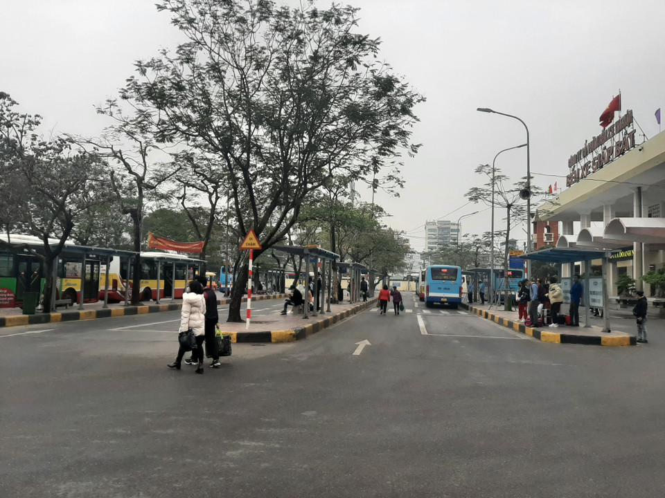 Xe buýt vẫn hoạt động bình thường nhưng khách ít nên tần suất thấp. (Ảnh: PV/Vietnam+)