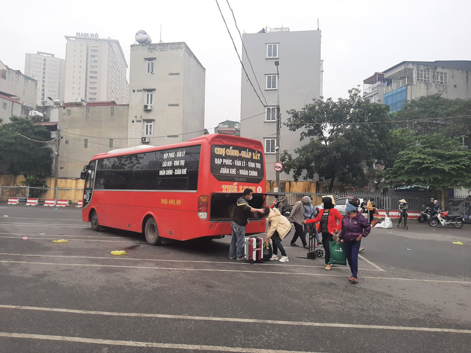 Xe khách cũng rất ít các hành khách xuống xe. (Ảnh: PV/Vietnam+)
