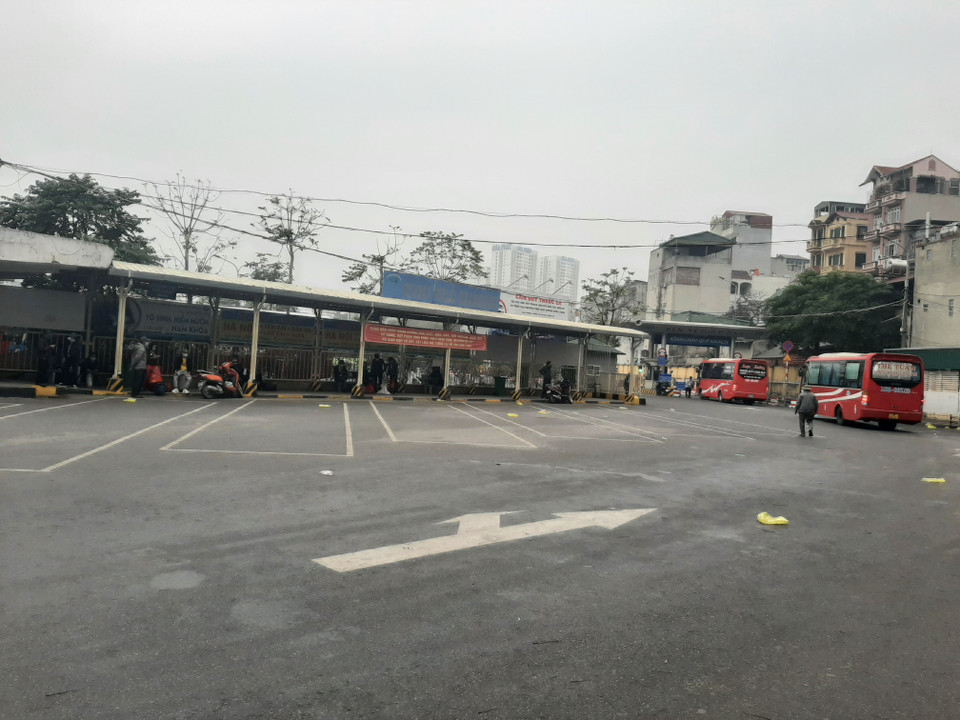 Dù gần về cuối giờ chiều nhưng chỉ lác đác có vài xe khách vào bến. (Ảnh: PV/Vietnam+)