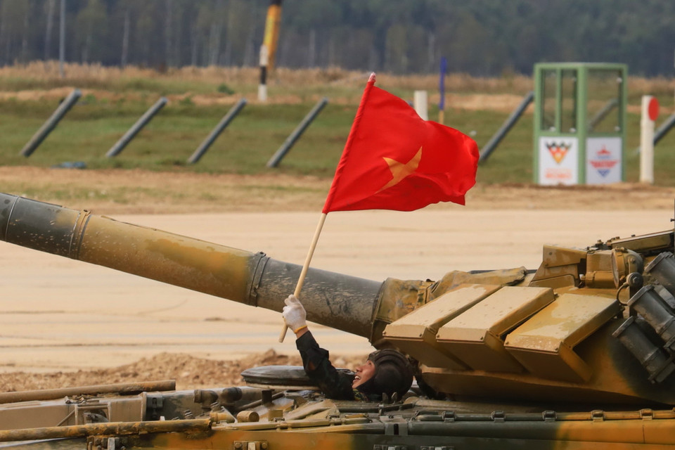 Niềm vui chiến thắng của lái xe Nguyễn Tiến Chiến - người đã điều khiển xe tuyệt vời, không phạm bất kỳ lỗi nào, đưa kíp xe số 3 băng băng về đích sớm nhất. (Ảnh: Trần Hiếu/TTXVN)