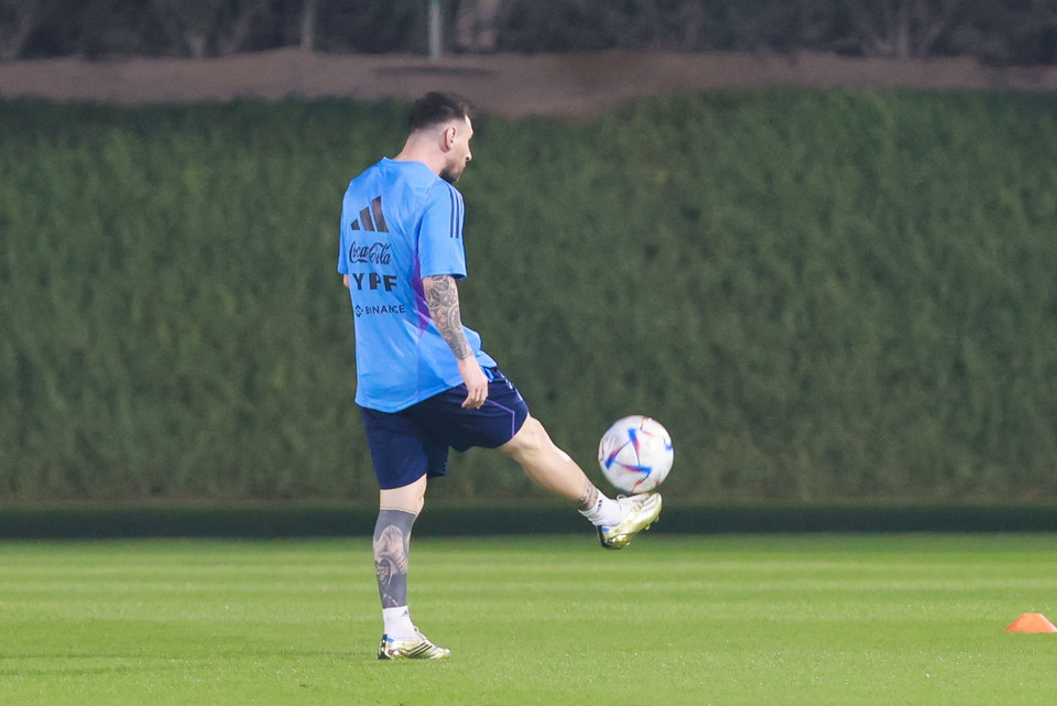 Sức hút của Messi quá lớn khi có hơn 300 phóng viên chen nhau để có vị trí tốt nhất ghi lại hình ảnh của anh. (Ảnh: Hải An/Vietnam+)