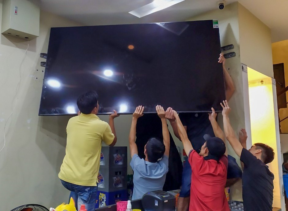 Nhiều nhà hàng tại Đà Nẵng lắp thêm TV màn hình lớn để sẵn sàng phục vụ người dân, du khách vừa thưởng thức ẩm thực vừa xem World Cup. (Ảnh: Trần Lê Lâm/TTXVN)