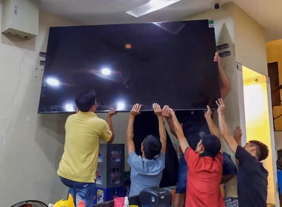 Nhiều nhà hàng tại Đà Nẵng lắp thêm TV màn hình lớn để sẵn sàng phục vụ người dân, du khách vừa thưởng thức ẩm thực vừa xem World Cup. (Ảnh: Trần Lê Lâm/TTXVN)