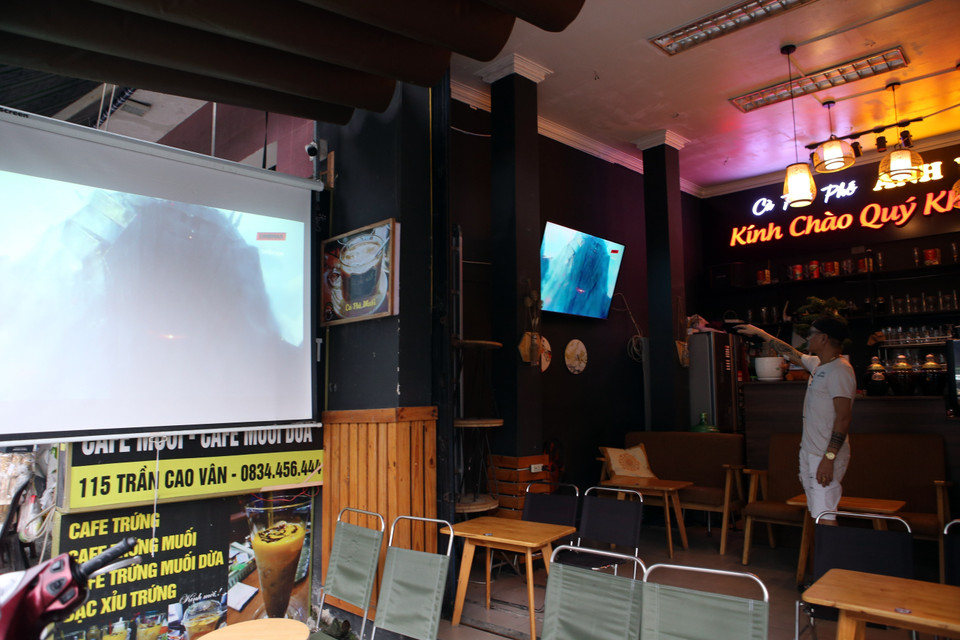 Nhiều điểm càphê, nhà hàng tại Đà Nẵng được sửa chữa trang bị thêm TV, màn hình chiếu lớn để sẵn sàng phục vụ người dân xem World Cup. (Ảnh: Trần Lê Lâm/TTXVN)