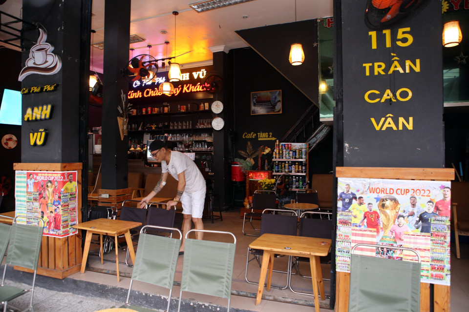 Nhiều điểm càphê, nhà hàng tại Đà Nẵng được sửa chữa trang bị thêm bàn ghế để sẵn sàng phục vụ người dân xem World Cup. (Ảnh: Trần Lê Lâm/TTXVN)