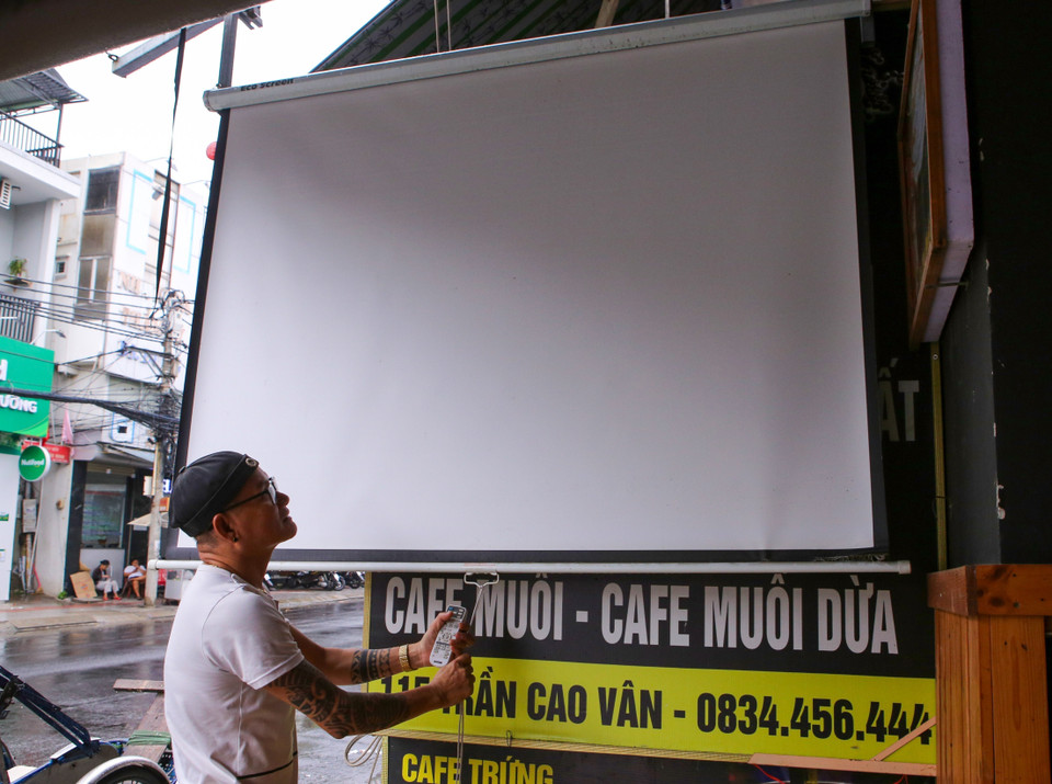 Anh Vũ Anh Vũ chủ quán càphê 115 Trần Cao Vân kiểm tra lại màn hình máy chiếu để tối 20/11 sẵn sàng phục vụ người dân xem World Cup. (Ảnh: Trần Lê Lâm/TTXVN)