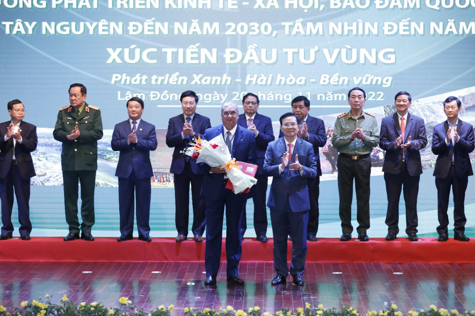 Tại Hội nghị, Thủ tướng Chính phủ Phạm Minh Chính và lãnh đạo các Bộ, ngành, địa phương chứng kiến lễ trao thỏa thuận hợp tác về phát triển bền vững vùng Tây Nguyên giữa Bộ Kế hoạch và Đầu tư, các tỉnh Tây Nguyên với các đối tác phát triển, cũng như các biên bản ghi nhớ, giấy chứng nhận đăng ký đầu tư cho các nhà đầu tư trong và ngoài nước. Trong ảnh: Ông Vijay Kumar Pandey - Đại diện HĐQT Tập đoàn TH và ông Hồ Văn Mười - Chủ tịch UBND tỉnh Đắk Nông trao biên bản ghi nhớ thỏa thuận hợp tác. (Ảnh: Vietnam+)