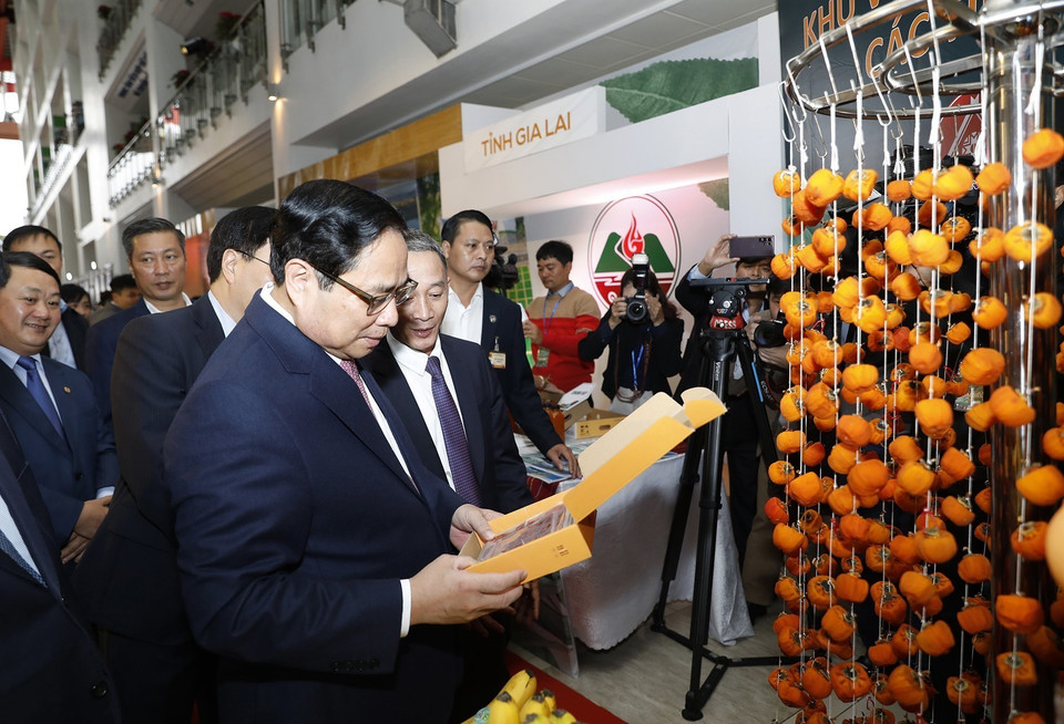 Thủ tướng Phạm Minh Chính tham quan trưng bày sản phẩm nông nghiệp vùng Tây Nguyên. (Ảnh: Dương Giang/TTXVN)