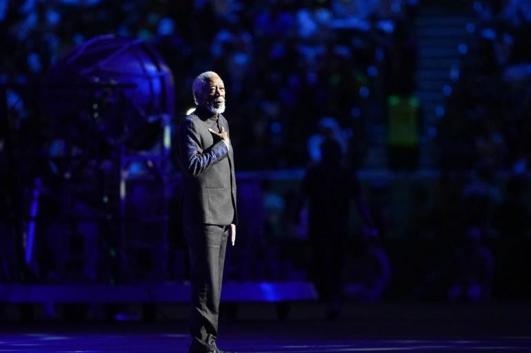 Diễn viên Freeman đóng vai trò là người dẫn truyện trong lễ khai mạc, với nội dung hướng tới ý nghĩa phương Đông và phương Tây cùng tìm đến với nhau vì một mục tiêu chung. (Nguồn: Getty Images)