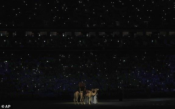 Các tiết mục đan xen giữa truyền thống của Qatar và văn hóa toàn cầu là thông điệp chủ nhà World Cup gửi đến khán giả. (Nguồn: AP)