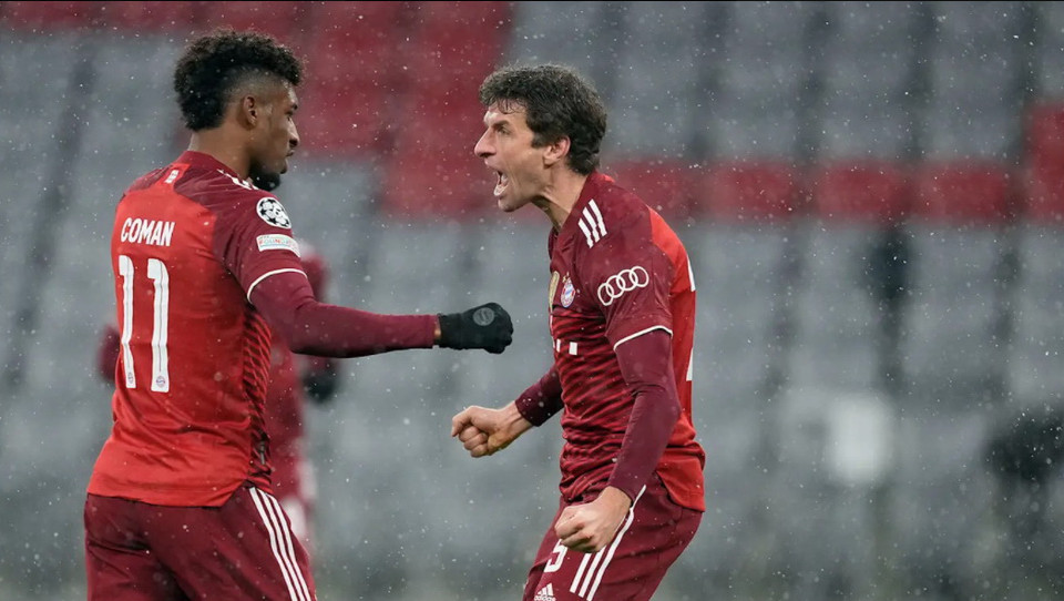 Đến phút 34, Bayern cũng đã phá vỡ thế cân bằng với bàn thắng của Thomas Mueller (phải). (Nguồn: FcBayern)