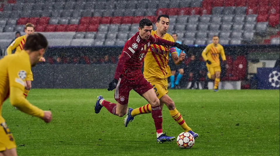 ...và tạo ra sức ép về phía khung thành của Barcelona. (Nguồn: FcBayern)