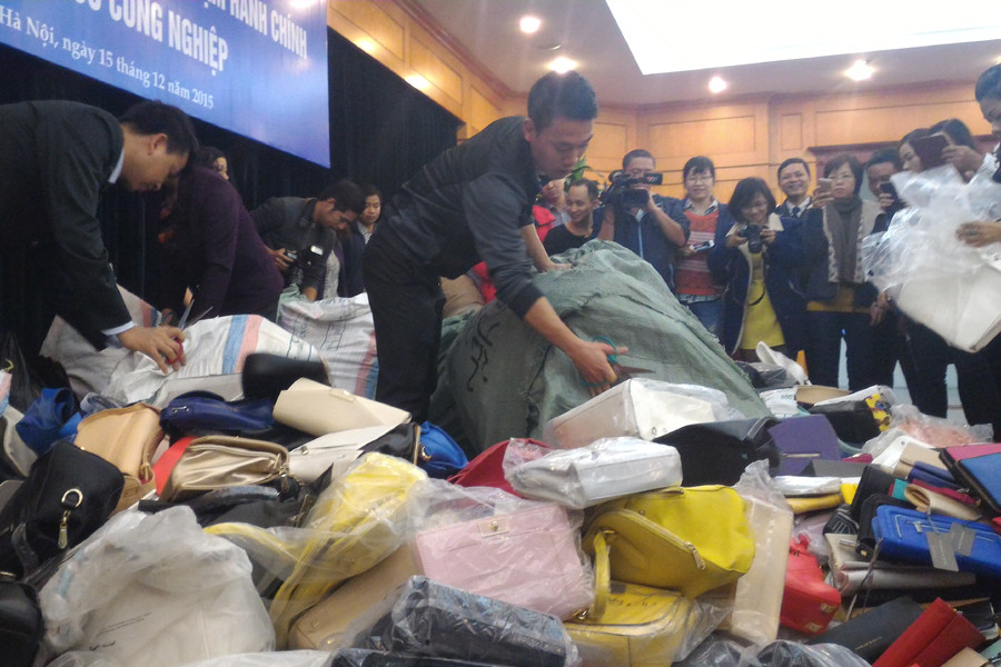 Nhiều mẫu mã túi, ví da được làm giả. (Ảnh: T.H/Vietnam+)