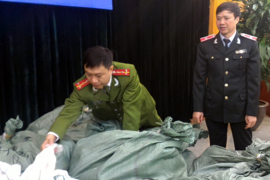 Lực lượng chức năng kiểm tra trước khi tiêu hủy. (Ảnh: T.H/Vietnam+)