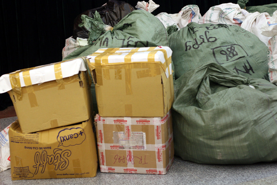 Các thùng hàng chứa sản phẩm giả mạo đã bị tiêu hủy vào sáng 15/12. (Ảnh: T.H/Vietnam+)