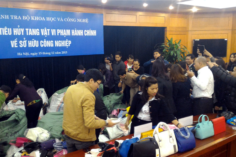 Rất đông các phóng viên đã đến chứng kiến buổi tiêu hủy tại trụ sở Bộ Khoa học và Công nghệ ở Hà Nội. (Ảnh: T.H/Vietnam+)