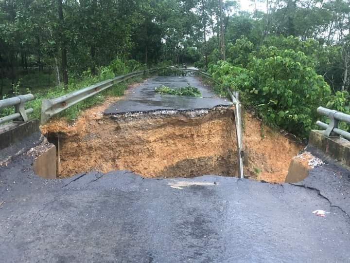 Cầu tại bản Chà Coong, xã tái định cư Thanh Sơn, huyện Thanh Chương (Nghệ An) bị hư hỏng nặng do mưa lớn. (Ảnh: TTXVN phát)