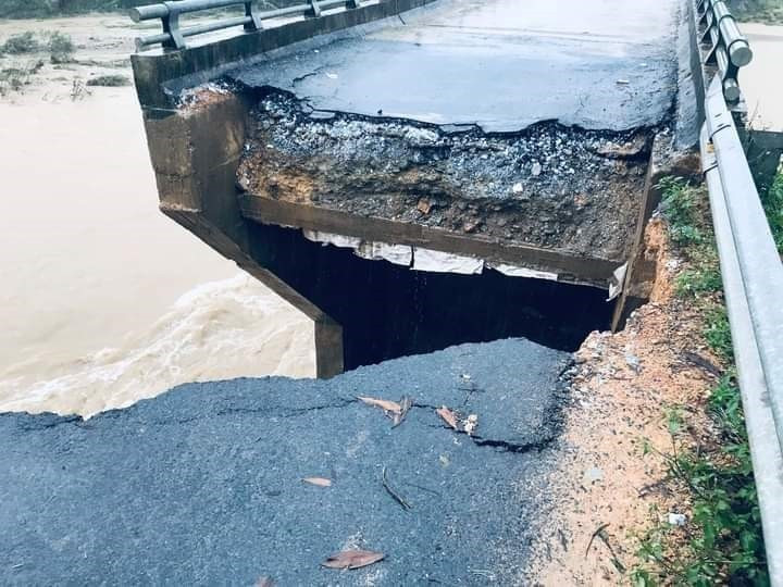 Cầu tại bản Chà Coong, xã tái định cư Thanh Sơn, huyện Thanh Chương (Nghệ An) bị hư hỏng nặng do mưa lớn. (Ảnh: TTXVN phát)