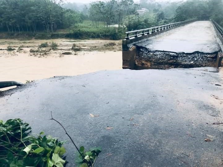 Cầu tại bản Chà Coong, xã tái định cư Thanh Sơn, huyện Thanh Chương (Nghệ An) bị hư hỏng nặng do mưa lớn. (Ảnh: TTXVN phát)