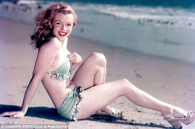 Siêu sao Marilyn Monroe nóng bỏng với bikini, ảnh chụp năm 1962. (Nguồn: Dailymail)