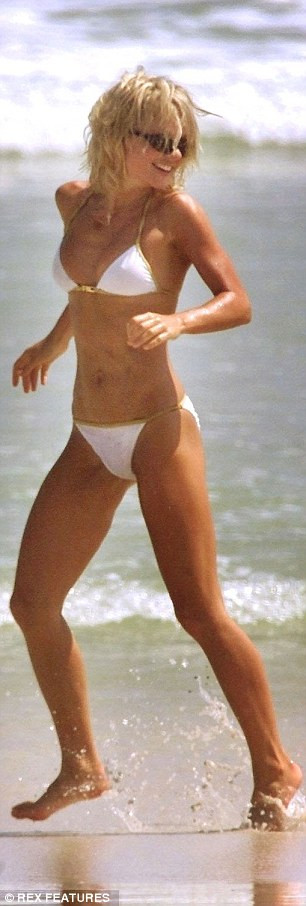 Geri Halliwell - cựu ca sĩ nhóm Spice Girls trong bộ bikini bé xíu năm 2001.(Nguồn: Dailymail)