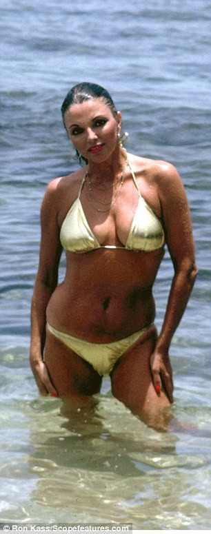 Nữ diễn viên Joan Collins với bikini năm 1982. (Nguồn: Dailymail)
