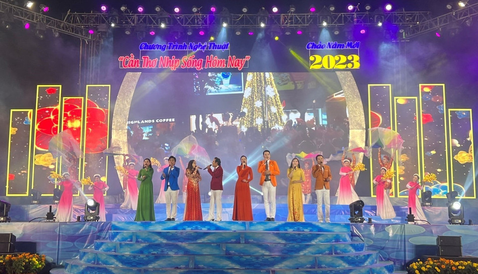 Cần Thơ tổ chức Chương trình nghệ thuật Chào Năm mới 2023. (Ảnh: Ánh Tuyết/TTXVN)