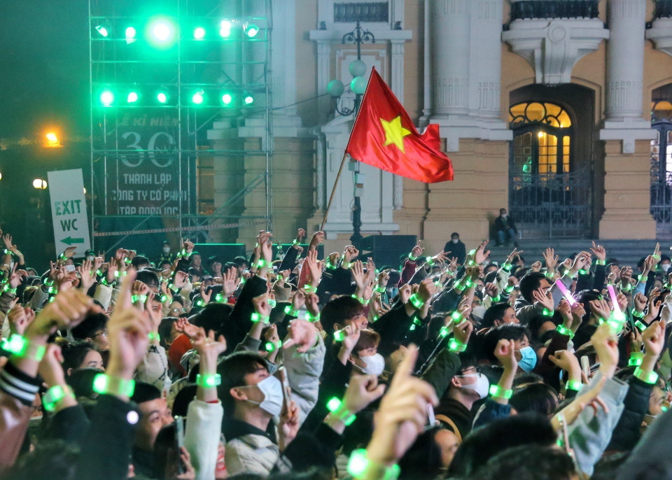 Đông đảo người dân đón chào năm mới tại Quảng trường Cách mạng tháng Tám, Hà Nội. (Ảnh: Tuấn Đức/TTXVN)