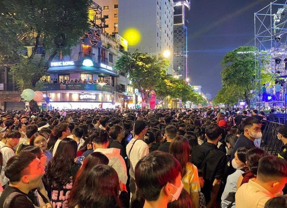 Biển người tại phố đi bộ. (Ảnh: Hồng Giang/TTXVN)