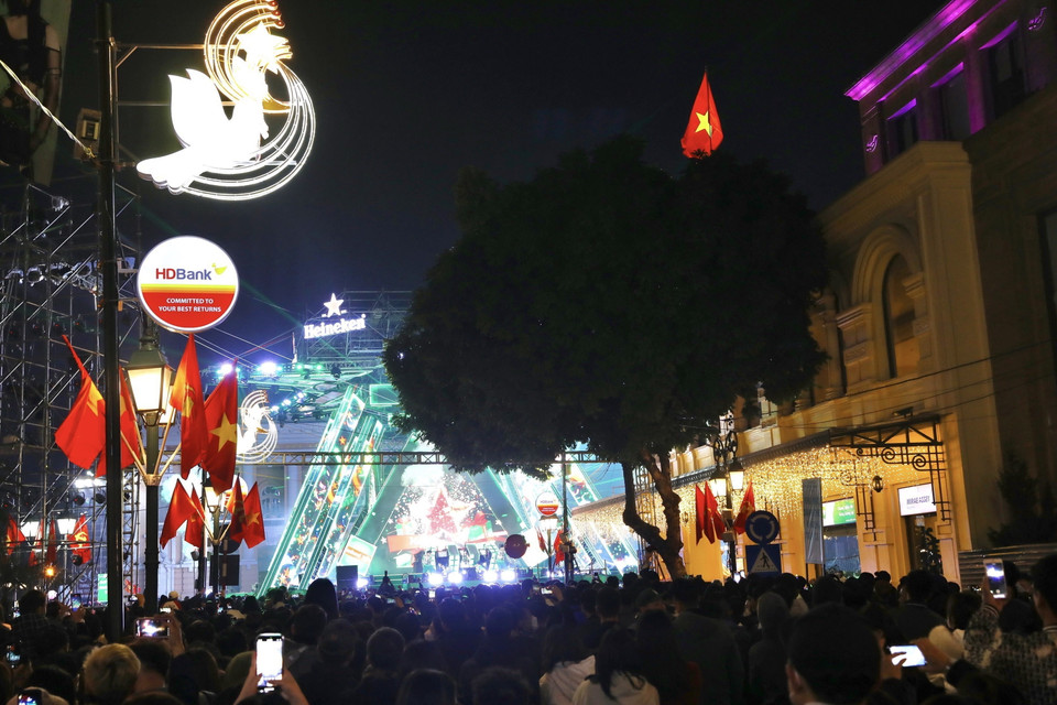 Người dân tham dự Heineken Countdown Party 2023 chờ đón Năm mới 2023 tại phố Tràng Tiền. (Ảnh: Hoàng Hiếu/TTXVN)