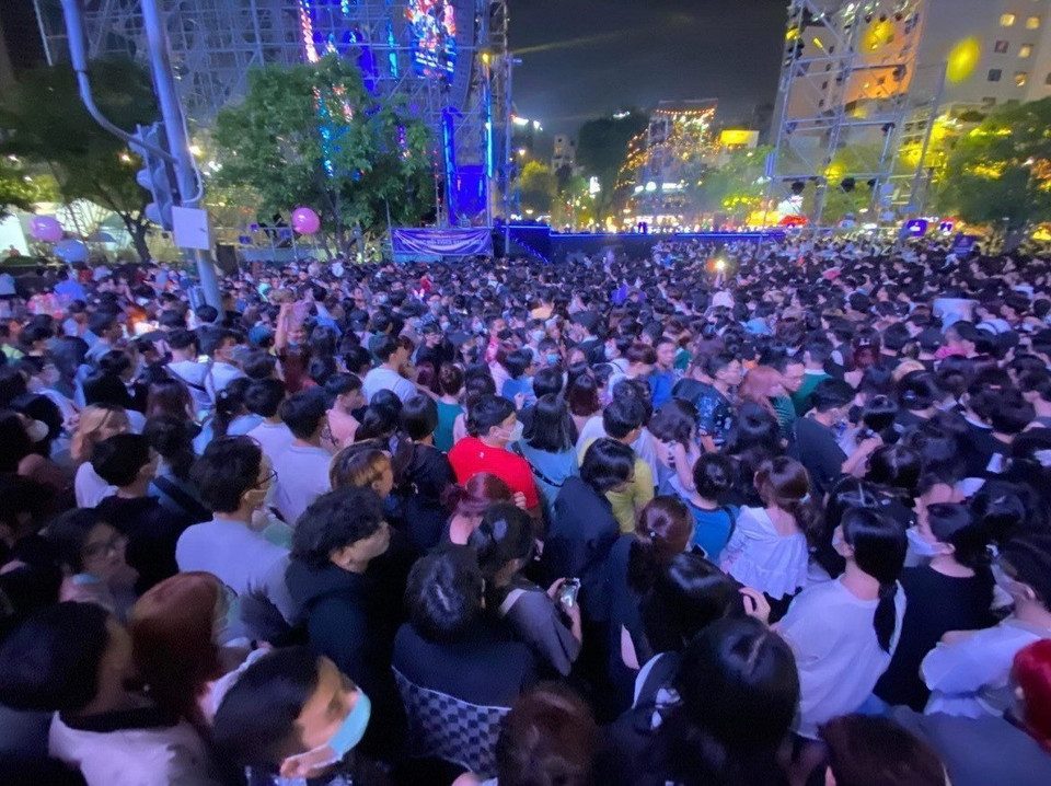 Cánh trái sân khấu chính ở phố đi bộ Nguyễn Huệ đông kín người. (Ảnh: Hồng Giang/TTXVN)