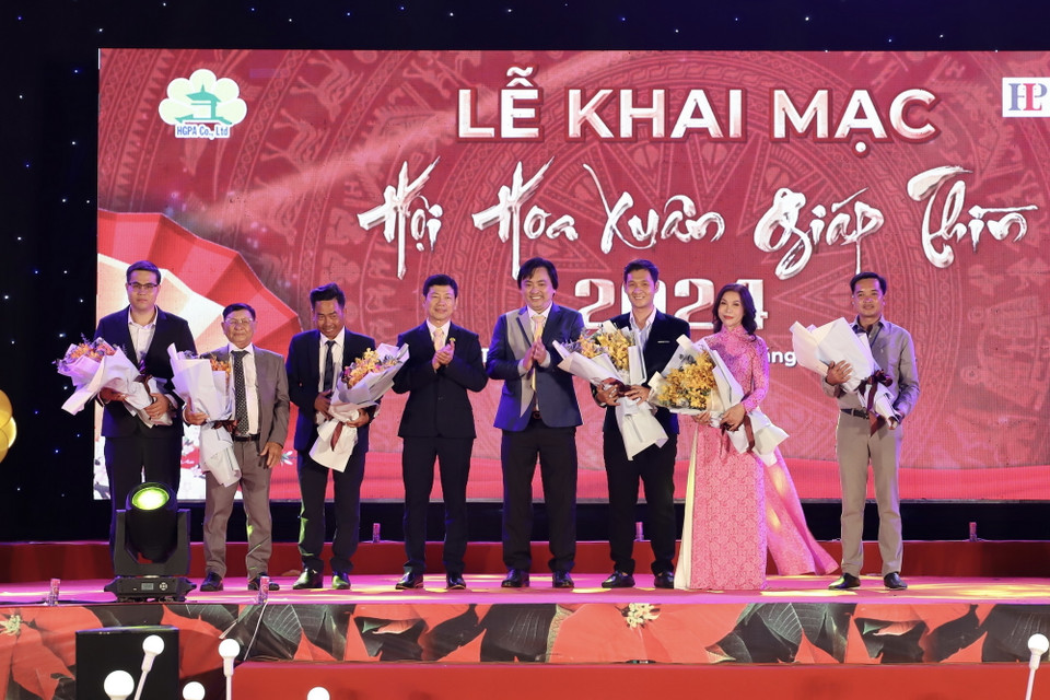 Ban tổ chức tặng hoa tri ân cho các đơn vị đồng hành cùng Hội Hoa Xuân năm nay. (Ảnh: Hồng Giang/TTXVN)