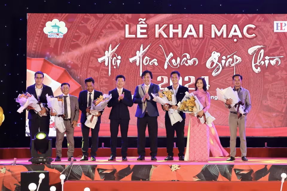 Ban tổ chức tặng hoa tri ân cho các đơn vị đồng hành cùng Hội Hoa Xuân năm nay. (Ảnh: Hồng Giang/TTXVN)