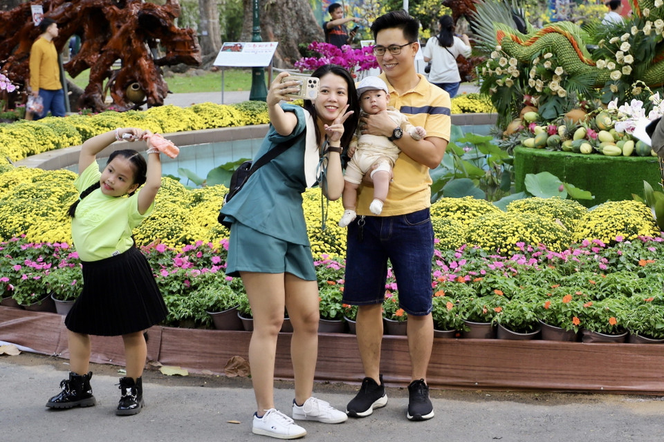 Người dân, du khách chụp ảnh tại các công trình nghệ thuật của Hội Hoa Xuân. (Ảnh: Hồng Giang/TTXVN)