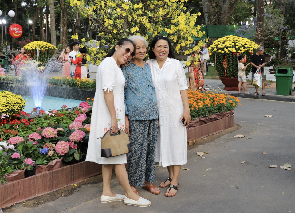 Người dân, du khách chụp ảnh tại các công trình nghệ thuật của Hội Hoa Xuân. (Ảnh: Hồng Giang/TTXVN)