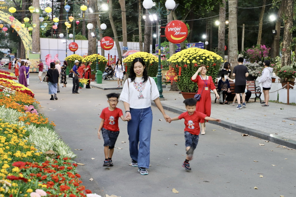 Người dân, du khách tham quan Hội Hoa Xuân. (Ảnh: Hồng Giang/TTXVN)