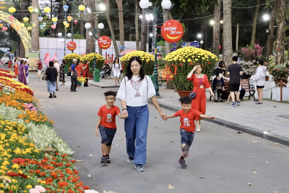 Người dân, du khách tham quan Hội Hoa Xuân. (Ảnh: Hồng Giang/TTXVN)