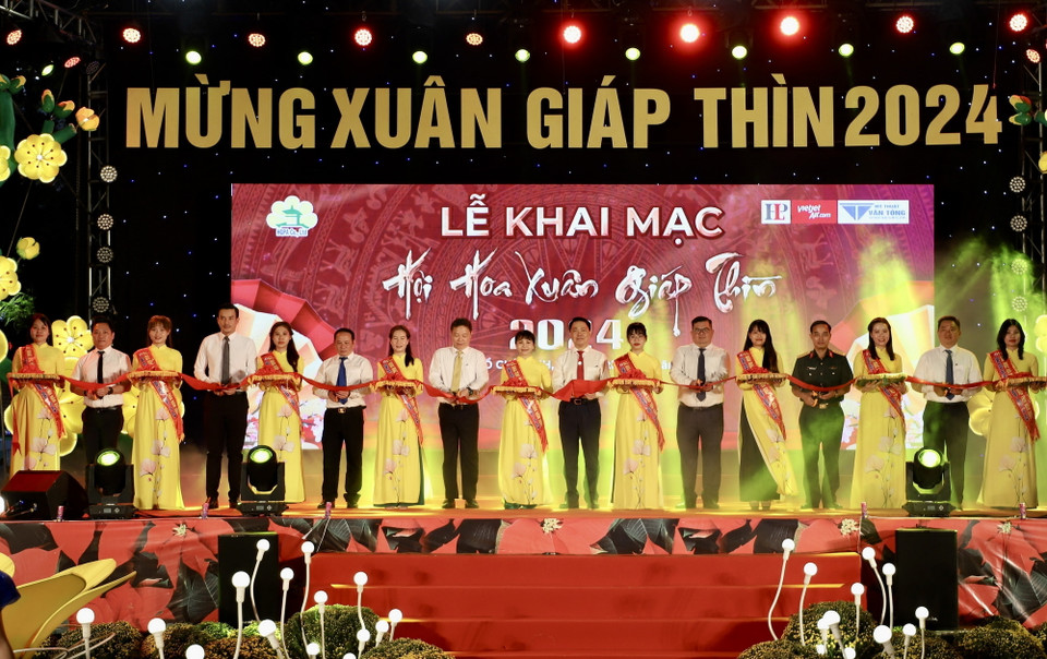 Các đại biểu thực hiện nghi thức cắt băng khai mạc Hội Hoa Xuân năm 2024. (Ảnh: Hồng Giang/TTXVN)