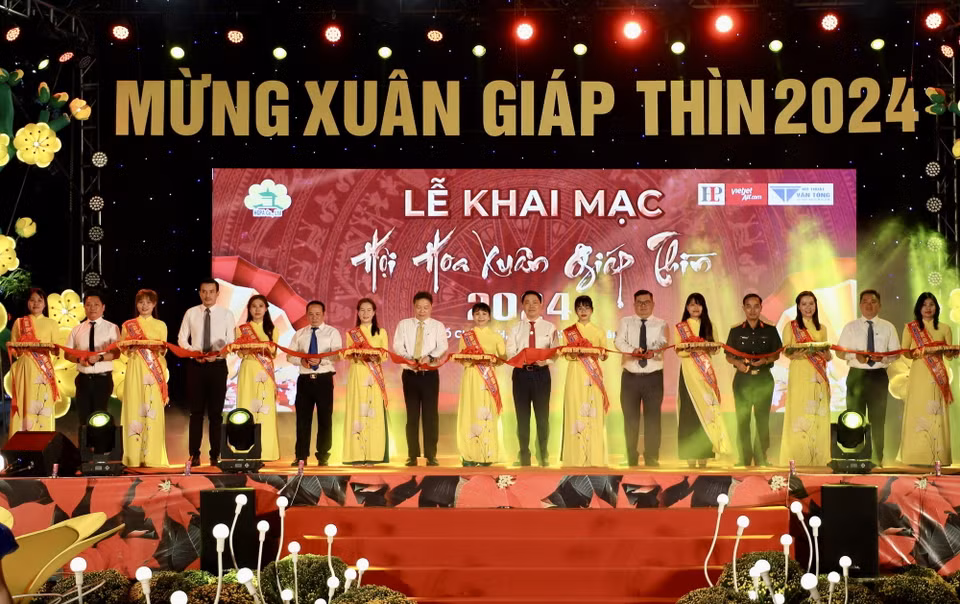 Các đại biểu thực hiện nghi thức cắt băng khai mạc Hội Hoa Xuân năm 2024. (Ảnh: Hồng Giang/TTXVN)